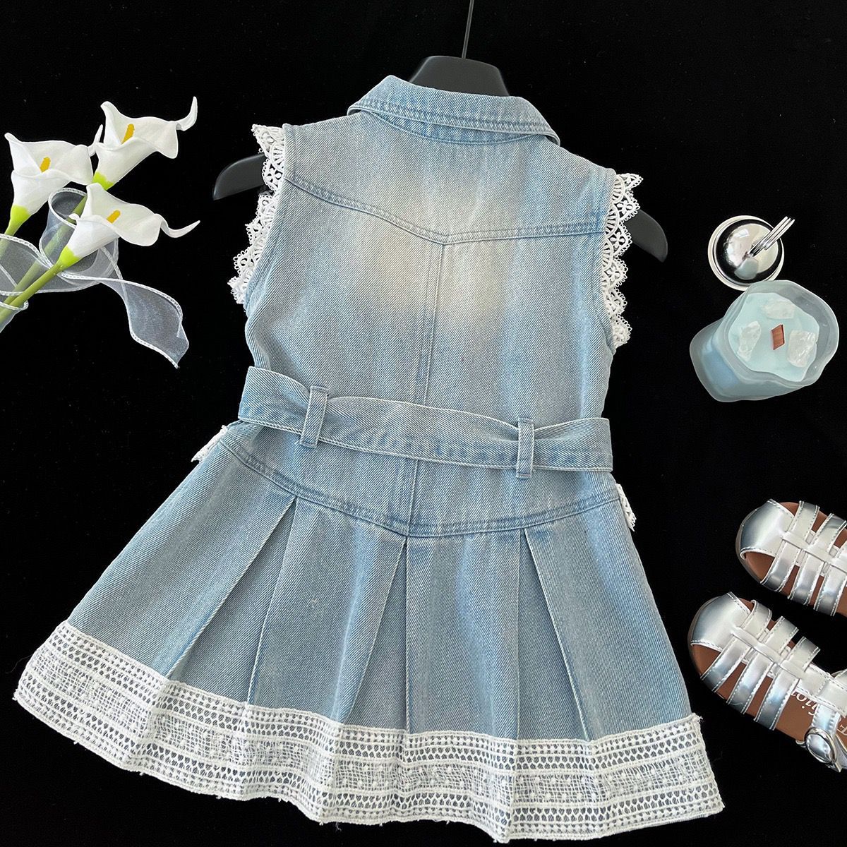 Rochie Blugi Fetițe Denim cu Dantelă Albă și Curea Victoria